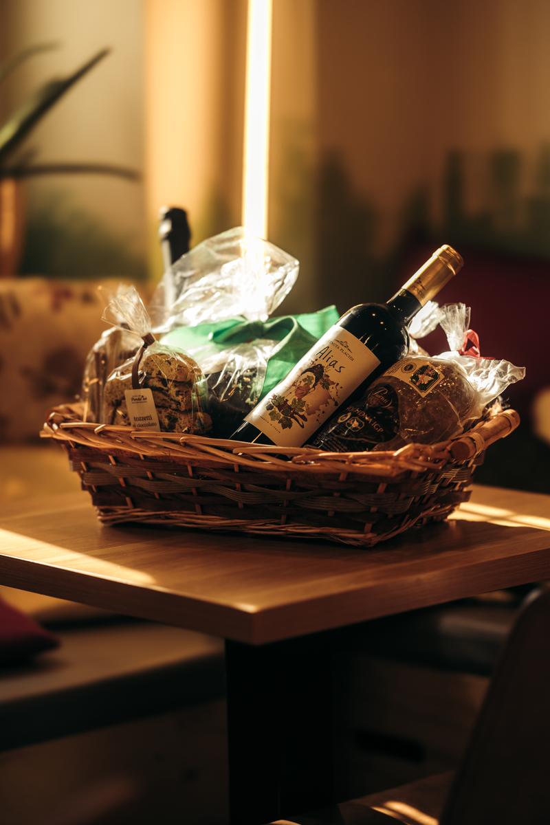 Cesto regalo con vino e dolci artigianali