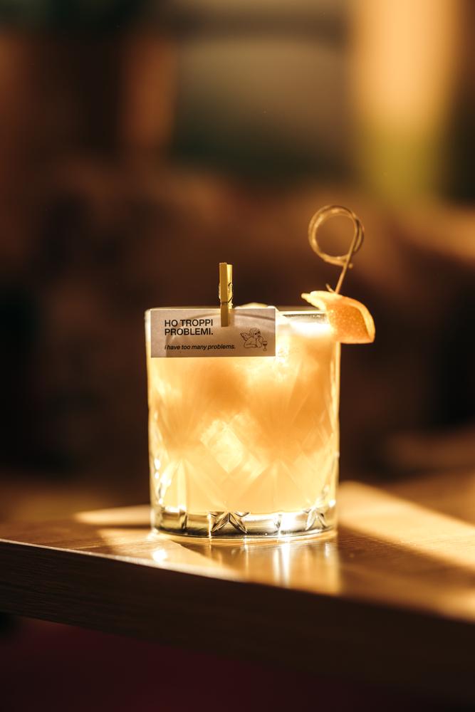 Cocktail con fetta d'arancia