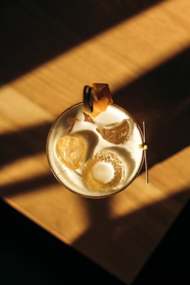 Drink con ghiaccio e scorza