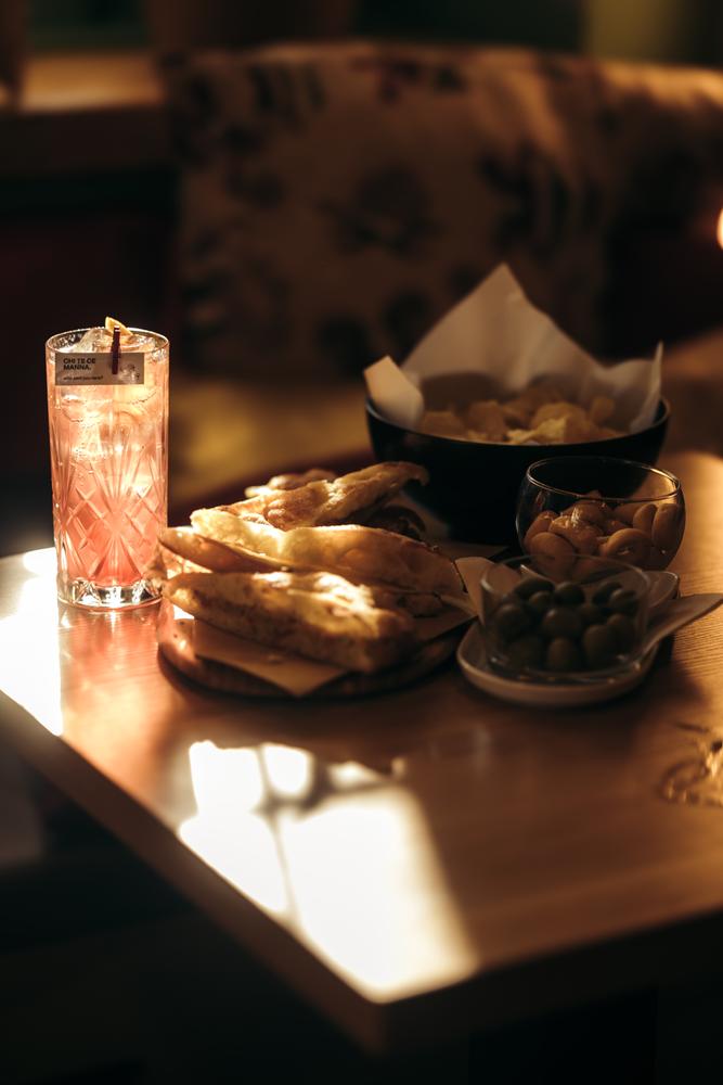 Drink e stuzzichini al tavolo