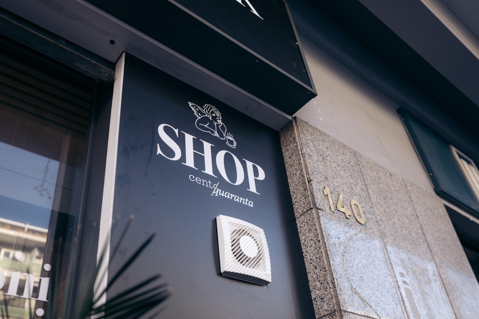 L'insegna SHOP e il civico 140